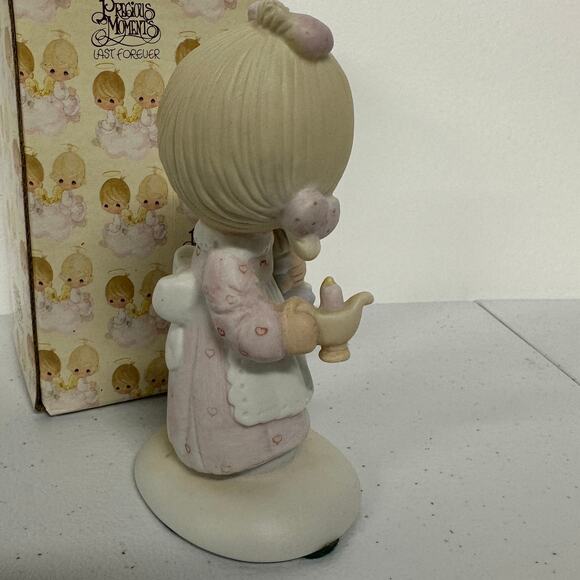 New in Box, 1977 Vintage Precious Moments JESUS IS THE LIGHT Figurine - Picture 4 of 8